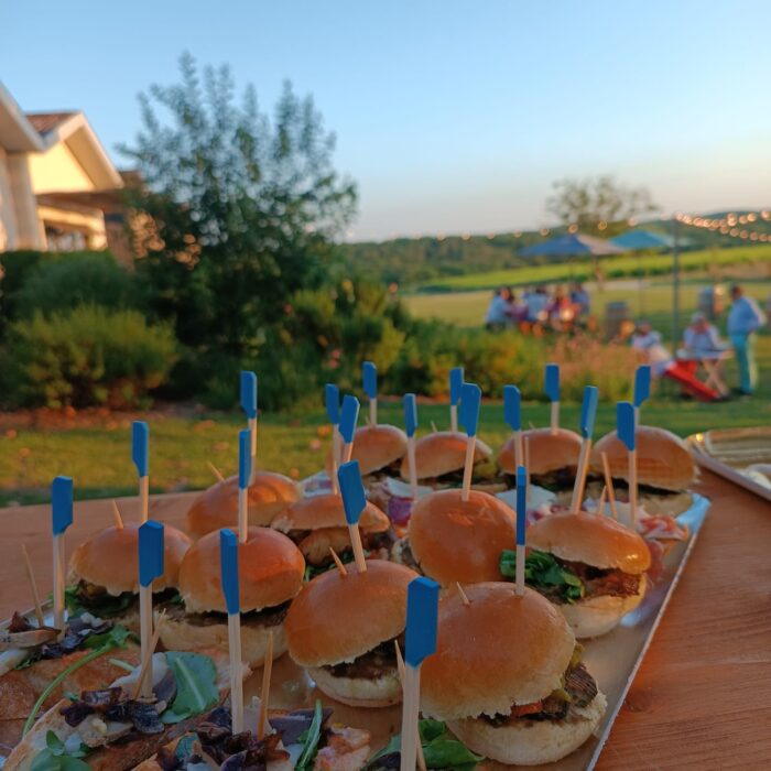 Plongez dans l'ambiance festive d'une guinguette au cœur d'un château bordelais avec nos délicieux mini-burgers et tapas. Savourez chaque bouchée de ces mets savamment préparés, parfaitement adaptés pour accompagner vos moments de convivialité. Notre sélection de petites bouchées saura ravir les palais les plus exigeants, offrant une explosion de saveurs qui évoque l'esprit festif de Bordeaux. Découvrez l'alliance parfaite entre tradition et modernité dans notre cuisine, où chaque ingrédient est choisi avec soin pour vous offrir une expérience culinaire inoubliable. Laissez-vous transporter par l'élégance et le charme de notre guinguette, où chaque instant est une célébration de la gastronomie et de la bonne humeur. Rejoignez-nous pour une expérience gustative unique au cœur de Bordeaux