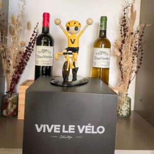 Trophée Vive le Vélo devant les vins du Château Le Grand Verdus après le tournage de l'émission à Bordeaux